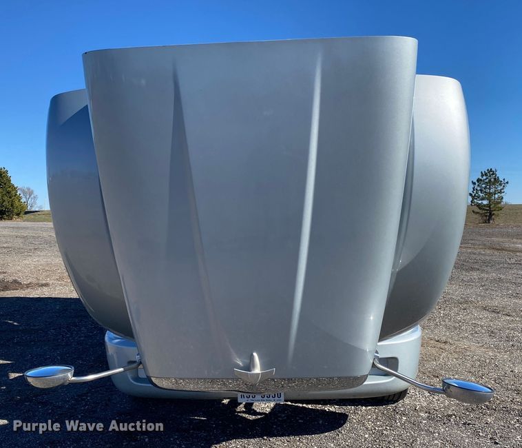 image for item KW9002 2014 Peterbilt 386  semi truck