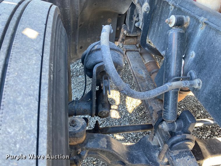 image for item KW9002 2014 Peterbilt 386  semi truck