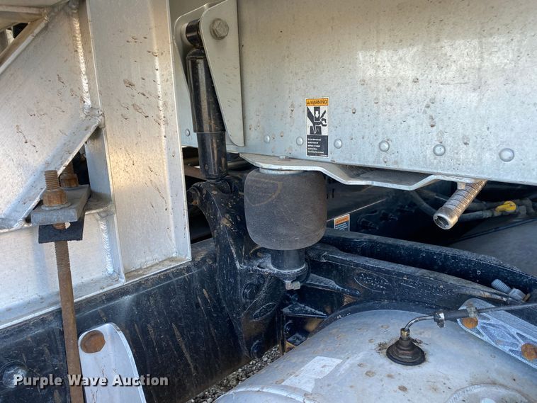 image for item KW9002 2014 Peterbilt 386  semi truck