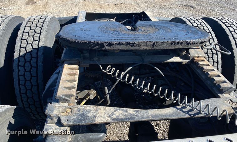 image for item KW9002 2014 Peterbilt 386  semi truck