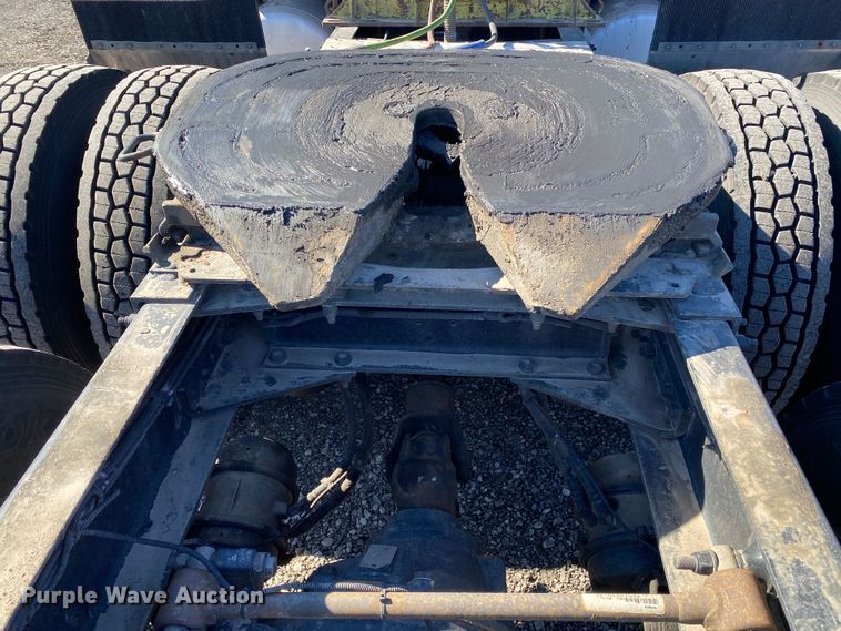 image for item KW9002 2014 Peterbilt 386  semi truck