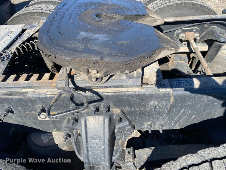 image for item KW9002 2014 Peterbilt 386  semi truck