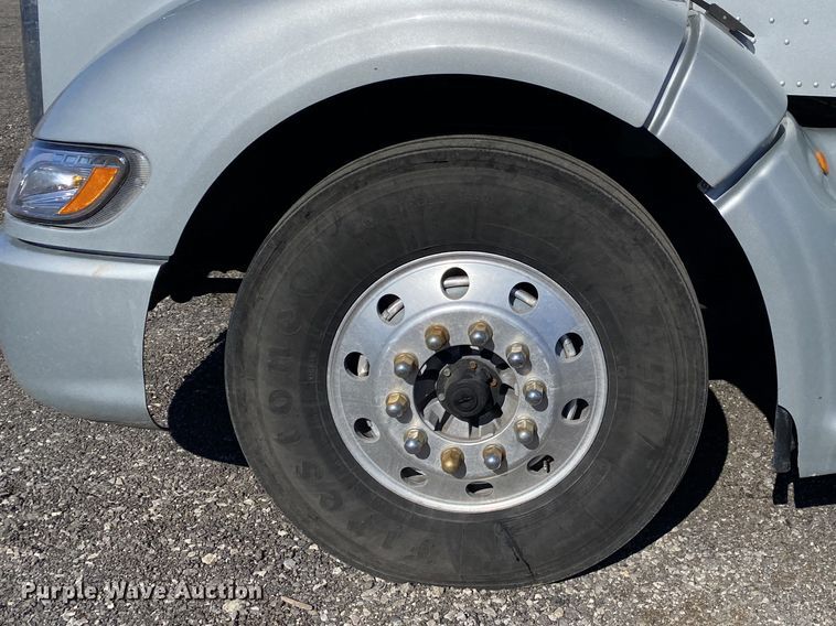 image for item KW9002 2014 Peterbilt 386  semi truck