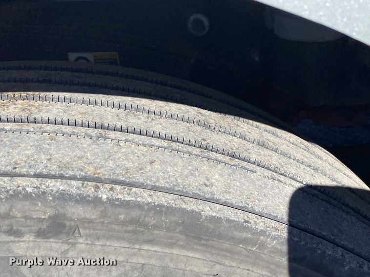 image for item KW9002 2014 Peterbilt 386  semi truck