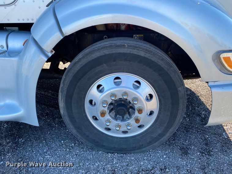 image for item KW9002 2014 Peterbilt 386  semi truck