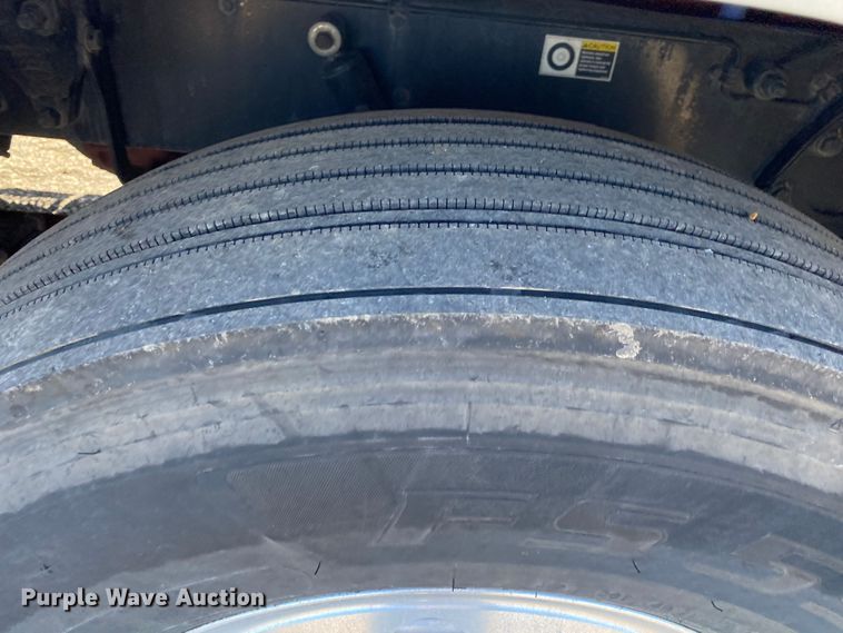 image for item KW9002 2014 Peterbilt 386  semi truck