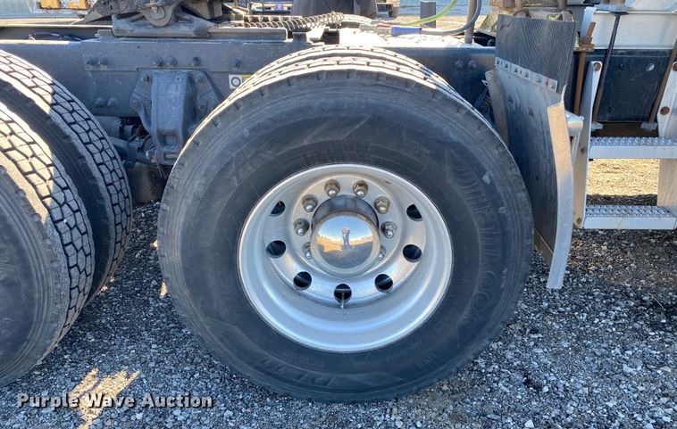 image for item KW9002 2014 Peterbilt 386  semi truck