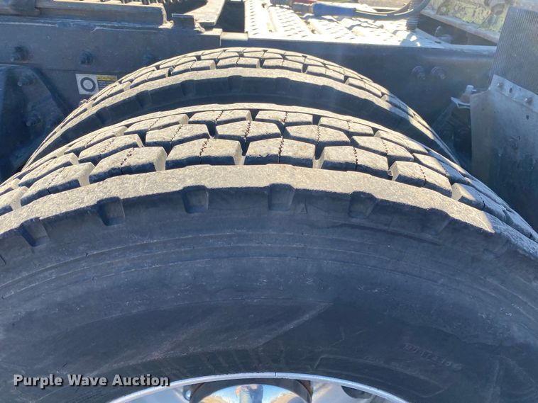 image for item KW9002 2014 Peterbilt 386  semi truck