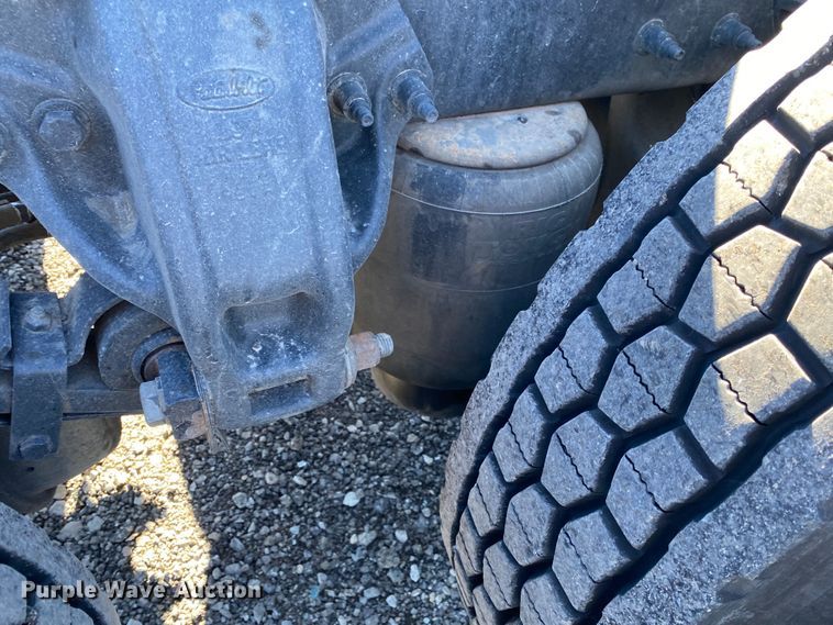 image for item KW9002 2014 Peterbilt 386  semi truck