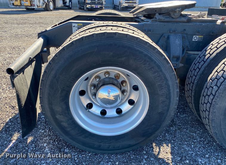 image for item KW9002 2014 Peterbilt 386  semi truck