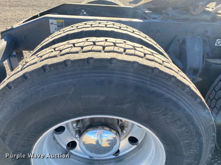 image for item KW9002 2014 Peterbilt 386  semi truck