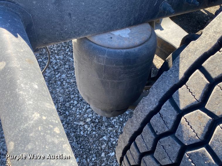 image for item KW9002 2014 Peterbilt 386  semi truck