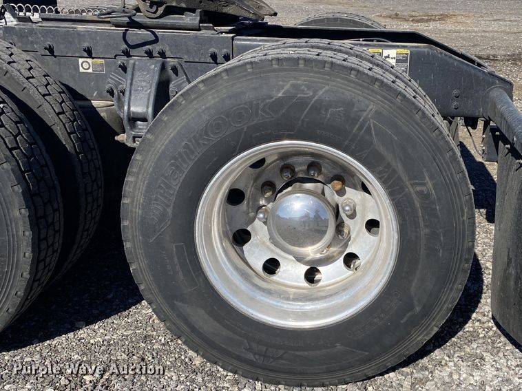 image for item KW9002 2014 Peterbilt 386  semi truck