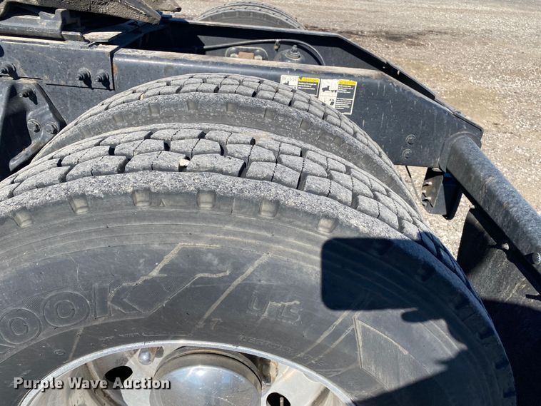 image for item KW9002 2014 Peterbilt 386  semi truck