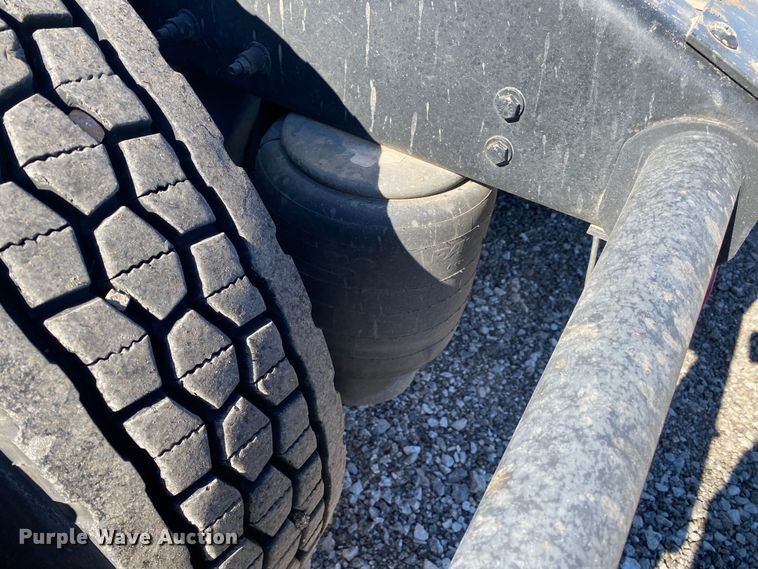 image for item KW9002 2014 Peterbilt 386  semi truck