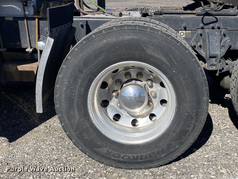 image for item KW9002 2014 Peterbilt 386  semi truck