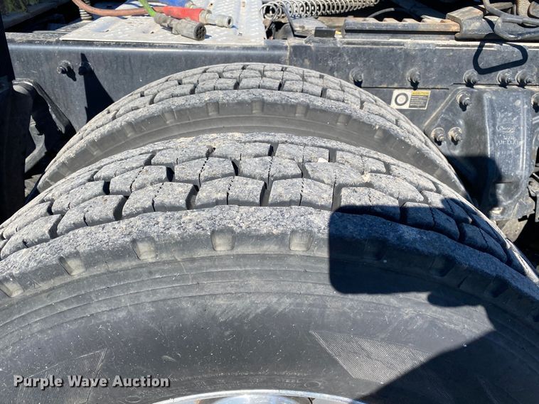 image for item KW9002 2014 Peterbilt 386  semi truck