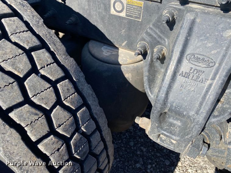 image for item KW9002 2014 Peterbilt 386  semi truck