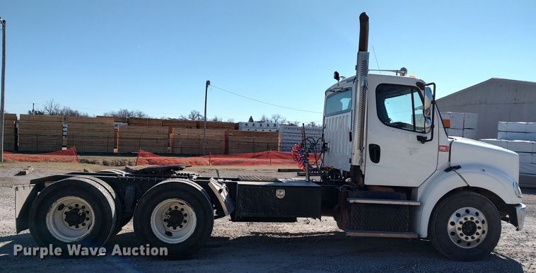 image for item LF9540 2013 Freightliner Business Class M2  semi truck