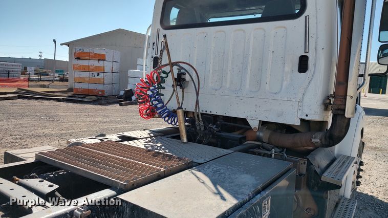 image for item LF9540 2013 Freightliner Business Class M2  semi truck