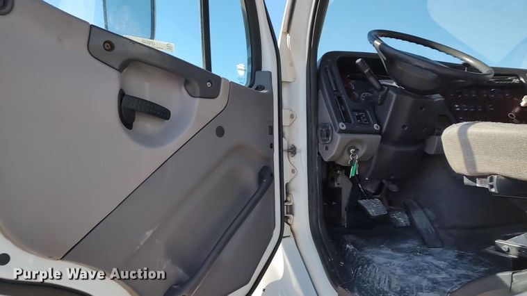 image for item LF9540 2013 Freightliner Business Class M2  semi truck