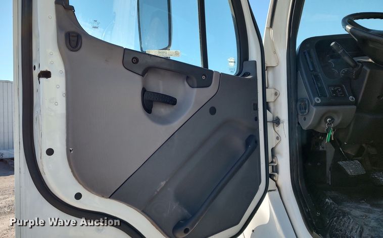 image for item LF9540 2013 Freightliner Business Class M2  semi truck