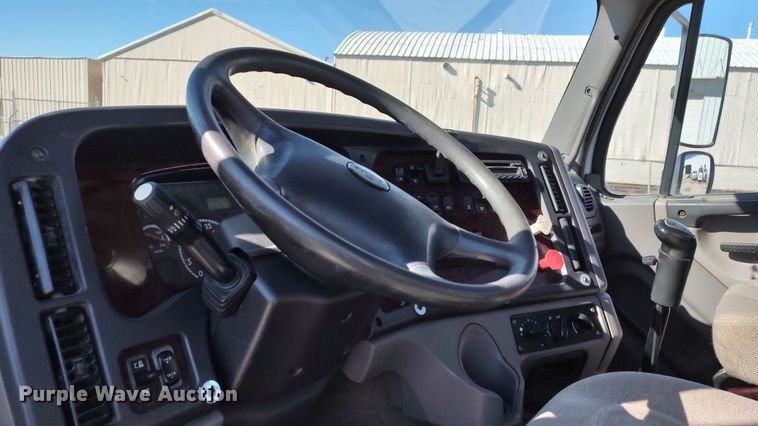 image for item LF9540 2013 Freightliner Business Class M2  semi truck