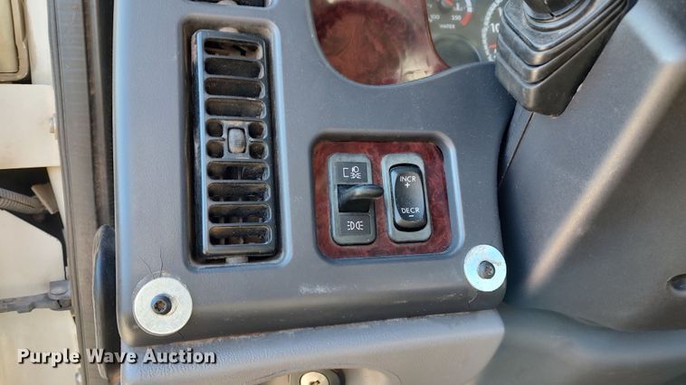 image for item LF9540 2013 Freightliner Business Class M2  semi truck