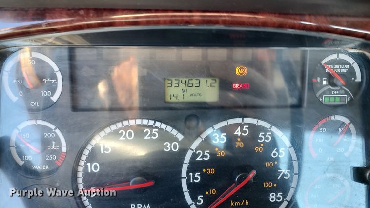 image for item LF9540 2013 Freightliner Business Class M2  semi truck