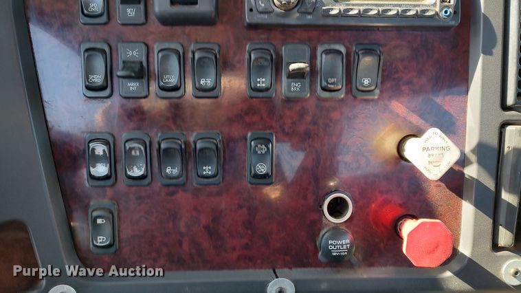 image for item LF9540 2013 Freightliner Business Class M2  semi truck