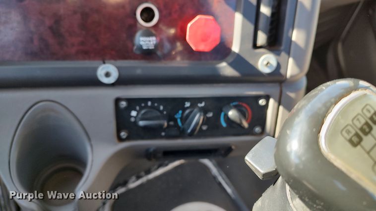 image for item LF9540 2013 Freightliner Business Class M2  semi truck