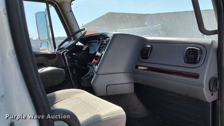 image for item LF9540 2013 Freightliner Business Class M2  semi truck