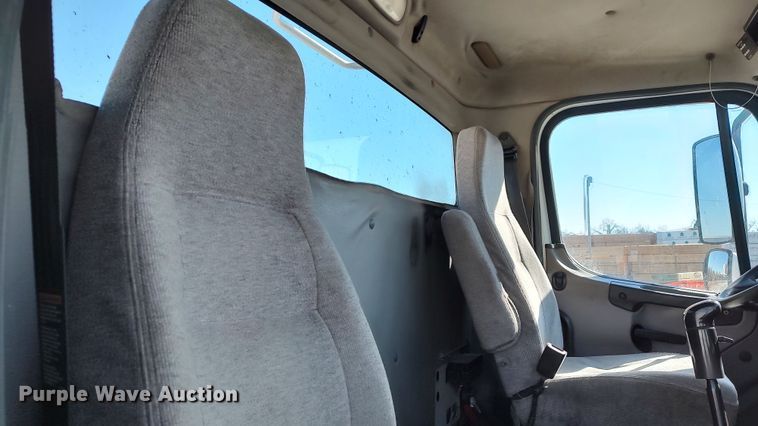 image for item LF9540 2013 Freightliner Business Class M2  semi truck