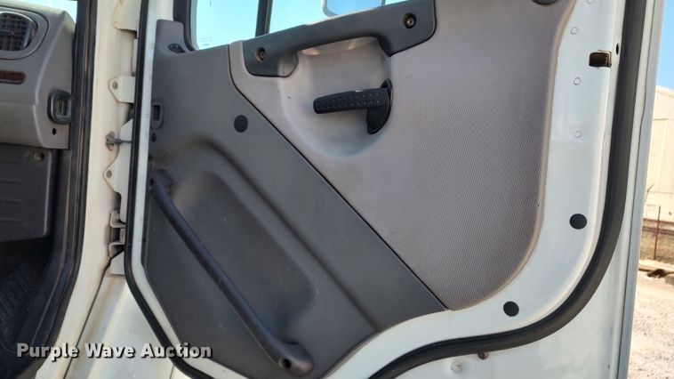 image for item LF9540 2013 Freightliner Business Class M2  semi truck