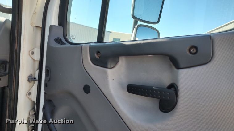 image for item LF9540 2013 Freightliner Business Class M2  semi truck