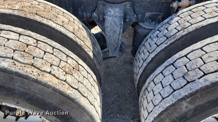 image for item LF9540 2013 Freightliner Business Class M2  semi truck