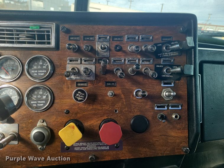 image for item LG9509 1999 Peterbilt 379  semi truck