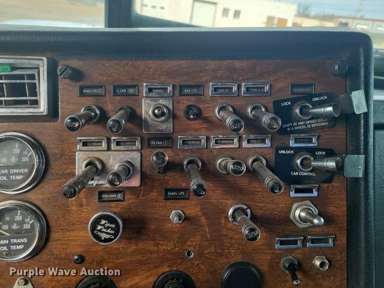 image for item LG9509 1999 Peterbilt 379  semi truck