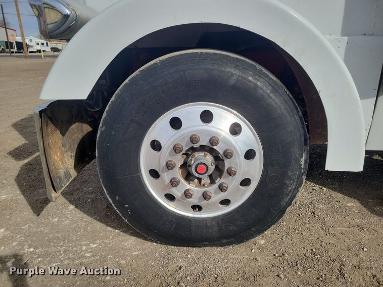 image for item LG9509 1999 Peterbilt 379  semi truck