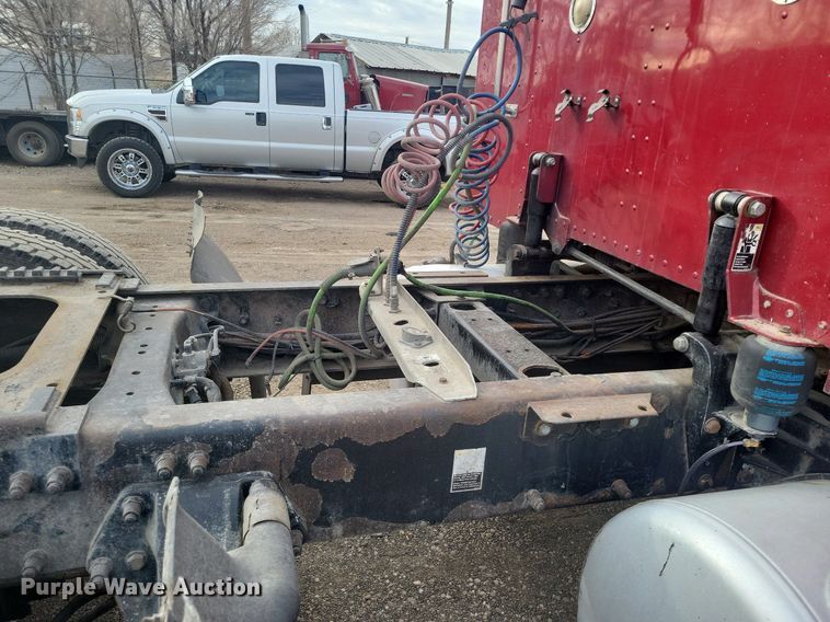 image for item LG9510 2005 Peterbilt 378  semi truck