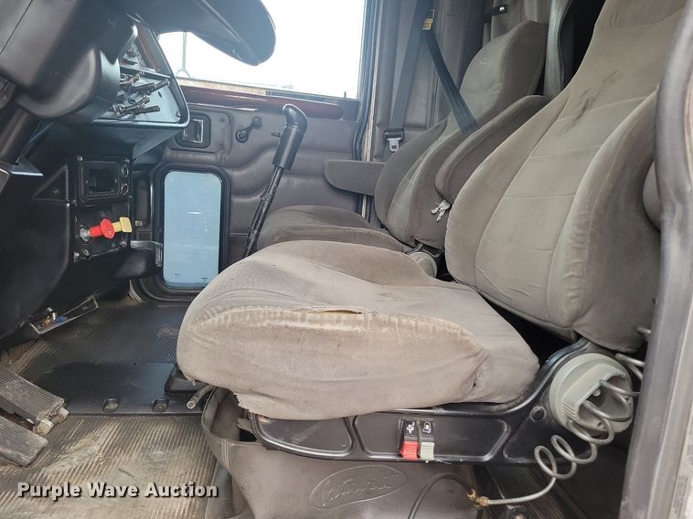 image for item LG9510 2005 Peterbilt 378  semi truck