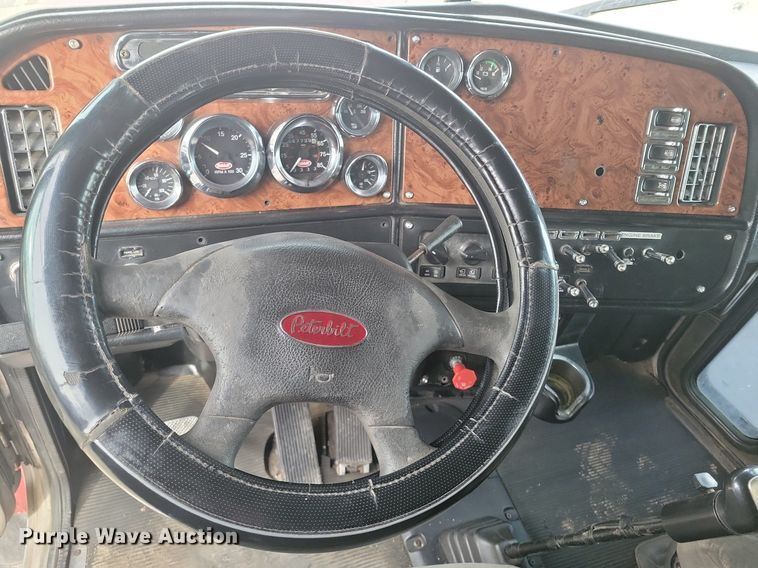 image for item LG9510 2005 Peterbilt 378  semi truck