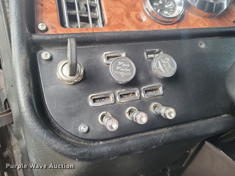 image for item LG9510 2005 Peterbilt 378  semi truck