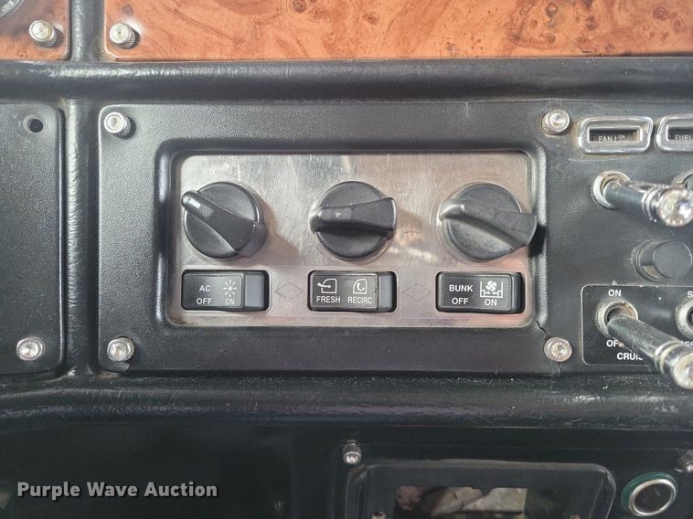 image for item LG9510 2005 Peterbilt 378  semi truck