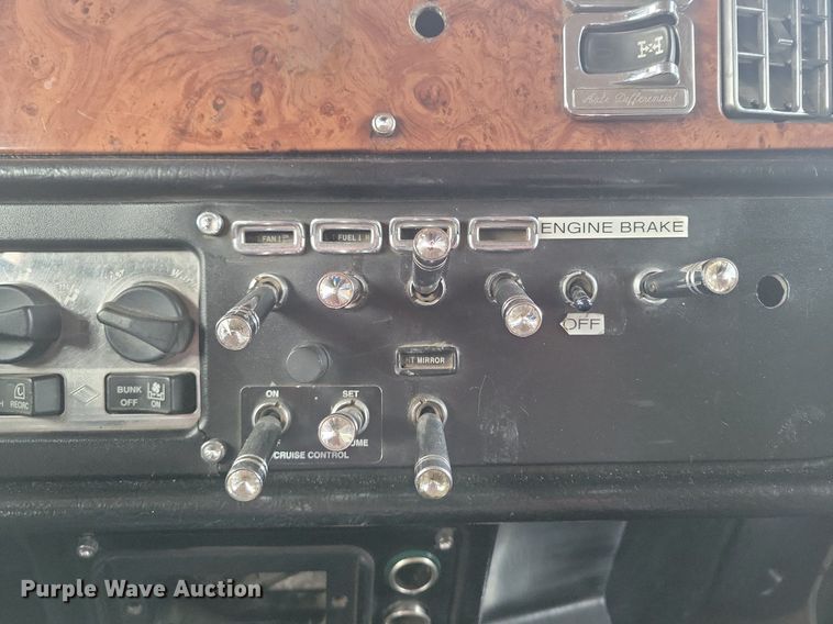 image for item LG9510 2005 Peterbilt 378  semi truck