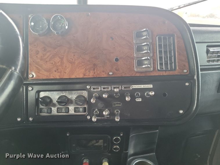 image for item LG9510 2005 Peterbilt 378  semi truck