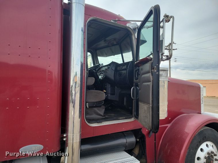 image for item LG9510 2005 Peterbilt 378  semi truck