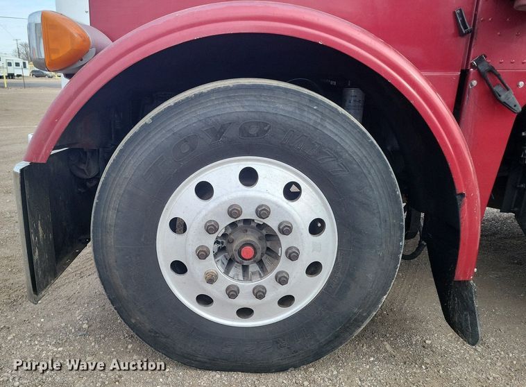 image for item LG9510 2005 Peterbilt 378  semi truck