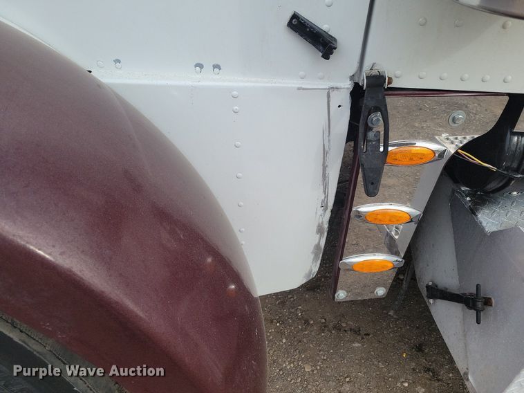 image for item LG9511 2000 Peterbilt 377  semi truck