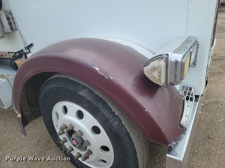 image for item LG9511 2000 Peterbilt 377  semi truck